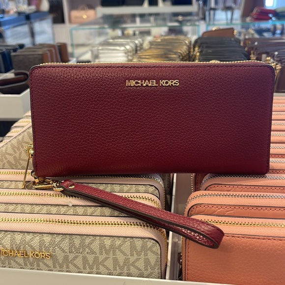 MICHAEL KORS TRAVEL CONTINENTAL WRISTLET WALLET OXBLOOD COLOR NWT - Picture 1 of 16